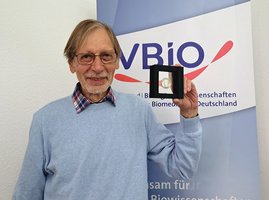 Prof. Dr. Wolfgang Nellen aus Kassel mit seiner höchsten Auszeichnung, der Treviranus-Medaille