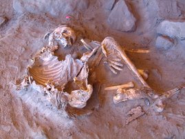 7.000 Jahre alte natürliche Mumie (Individuum H1), die in der Takarkori Rock Shelter in Südlibyen gefunden wurde. 7.000 Jahre alte natürliche Mumie (Individuum H1), die in der Takarkori Rock Shelter in Südlibyen gefunden wurde.